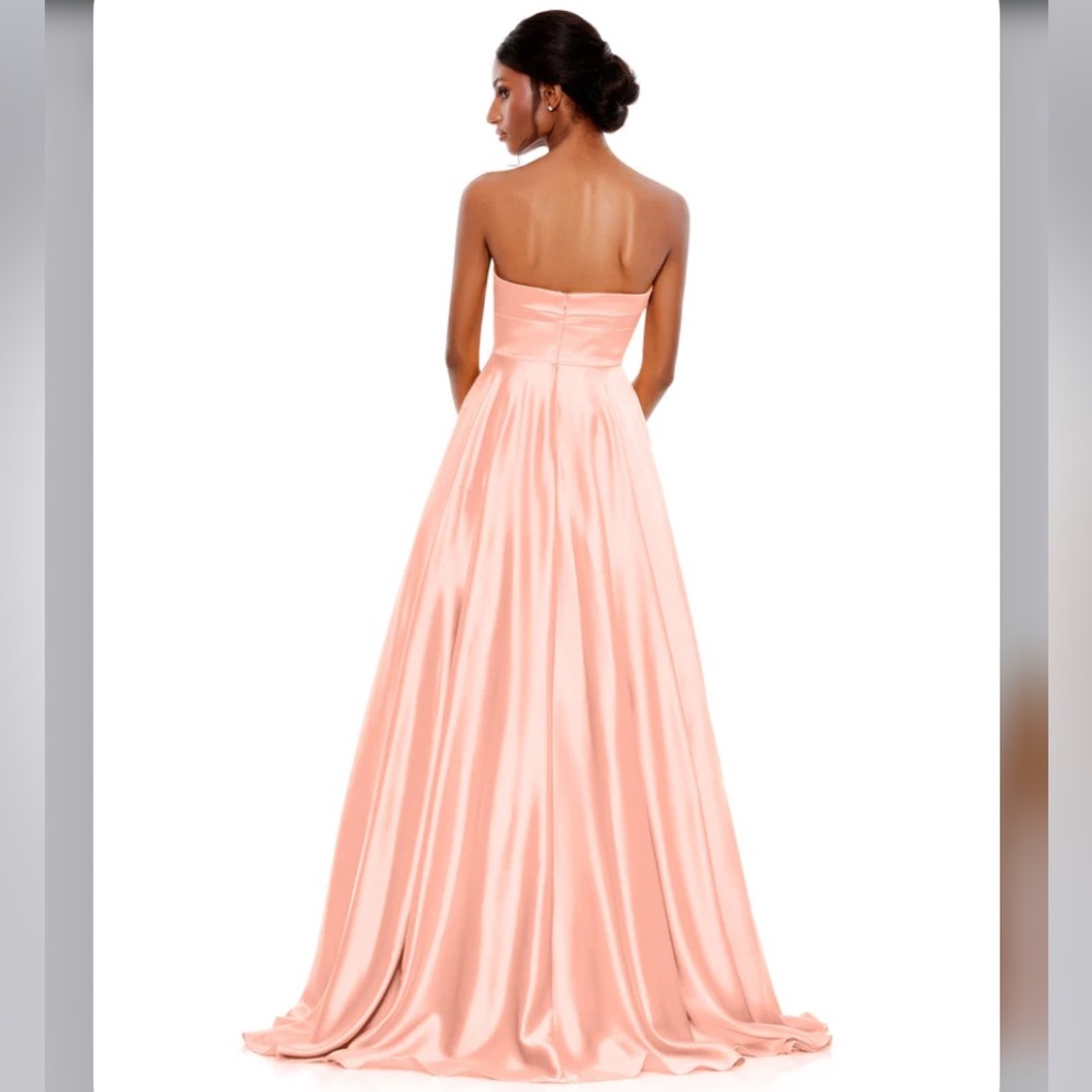 Strapless Gown IT HAS POCKETS 🤩 - Picture 6 of 11
